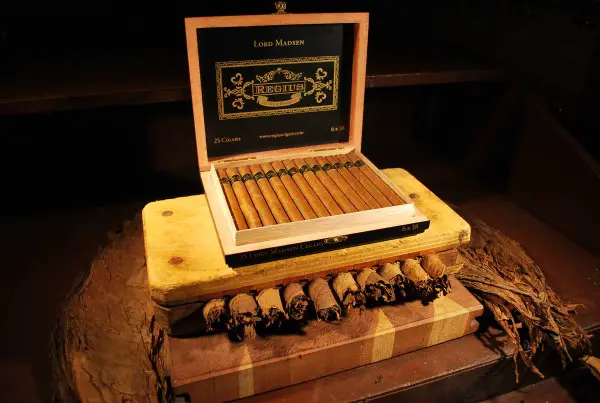 Regius Double Corona Cigar